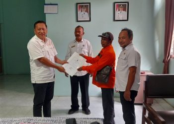Tiga warga Kendal menerima sertifikat penghargaan Kalpataru dari Pemprov Jateng atas dedikasi mereka dalam menyelamatkan, membina, dan melestarikan lingkungan hidup.