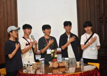 Pelajar Korea Selatan jatuh hati dengan pengalaman belajar di SMPN 2 Salatiga, mengisahkan momen yang jadi kenangan tak terlupakan.