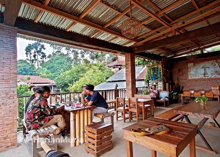 Kedai Ali di Desa Tempur, Jepara, menawarkan wisata kopi unik mulai dari proses pengolahan hingga penyeduhan, menghadirkan pengalaman edukatif dan panorama alam pegunungan Muria.