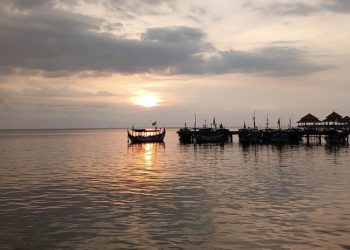 Pantai Kartini Jepara menawarkan panorama laut menawan, wahana edukasi biota laut, dan rekreasi keluarga lengkap, menjadikannya destinasi wisata favorit di Jepara.