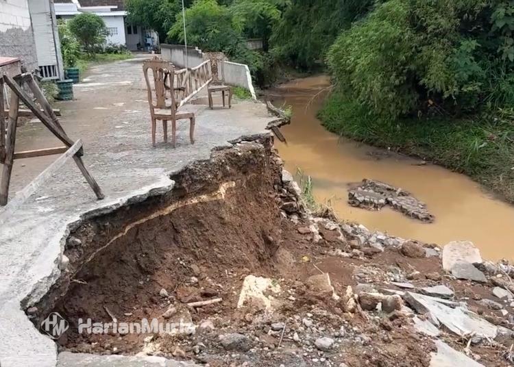 Tanggul Perumahan di Metaraman Pati Ambrol, Warga Cemas Longsor Susulan - Harianmuria Tanggul perumahan di Desa Metaraman, Margorejo, Pati ambrol usai hujan deras, membuat warga cemas akan longsor susulan yang mengancam rumah dan akses jalan utama.