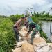Tim gabungan TNI-Polri, Pusdataru, dan warga bergerak cepat melakukan penanganan darurat terhadap tanggul Sungai Silempeng di Pekalongan jebol pada Kamis (13/11/2025).