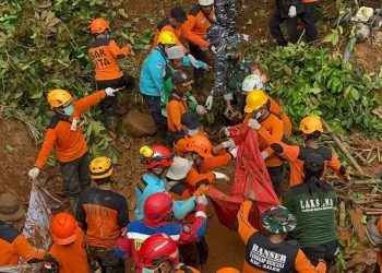 Delapan korban longsor di Cilacap berhasil ditemukan pada hari ketiga operasi SAR, sementara 10 lainnya masih hilang.