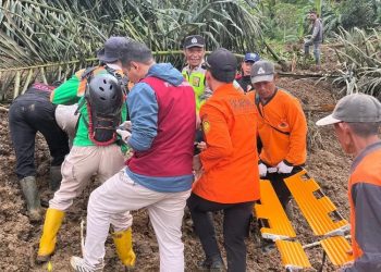 Longsor di Dusun Situkung, Pandanarum, Banjarnegara menyebabkan dua warga tewas dan 27 lainnya masih hilang.