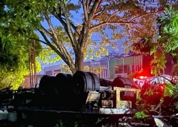 Truk Hino mengalami rem blong dan menabrak pagar TPU Ngemplak Salatiga, sopir tewas di lokasi kejadian.