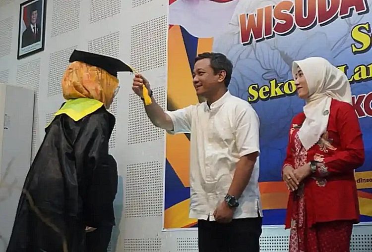 Sebanyak 153 lansia di Kota Pekalongan resmi diwisuda dalam program Sela Sehari, membuktikan bahwa semangat belajar tak mengenal usia.