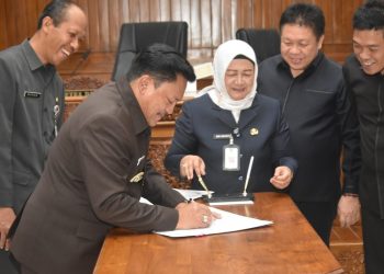 DPRD Salatiga Resmi Setujui 4 Kelurahan Baru Hasil Pemekaran di Sidomukti - Harianmuria DPRD Salatiga menyetujui pembentukan 4 kelurahan baru hasil pemekaran di Kecamatan Sidomukti untuk meningkatkan pelayanan publik dan penataan wilayah.