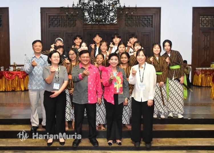 Pelajar Korea Selatan jatuh hati dengan pengalaman belajar di SMPN 2 Salatiga, mengisahkan momen yang jadi kenangan tak terlupakan.