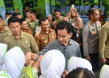 Wakil Presiden Gibran Rakabuming Raka meninjau Program Makan Bergizi Gratis (MBG) di SMP Negeri 9 Salatiga, memastikan menu bergizi dan tepat sasaran untuk siswa.