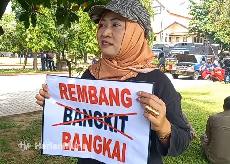 Puluhan warga Banyudono menggelar aksi di depan Kantor Bupati Rembang menuntut penutupan sementara pabrik pengolahan ikan PT Indo Seafood akibat pencemaran lingkungan dan kerusakan ekosistem pantai.