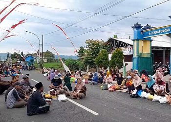Warga Karangwono, Pati, menggelar syukuran setelah jalan desa yang rusak selama 10 tahun akhirnya diperbaiki.