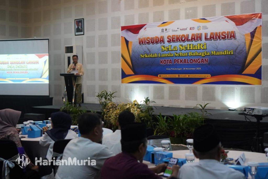 Sebanyak 153 lansia di Kota Pekalongan resmi diwisuda dalam program Sela Sehari, membuktikan bahwa semangat belajar tak mengenal usia.