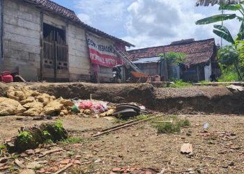 Tiga rumah warga di Desa Buluroto, Banjarejo, Blora, rusak akibat pergerakan tanah yang diduga dipicu gerusan Sungai Lusi.