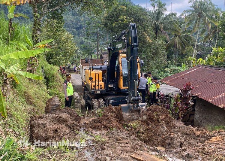 Hujan lebat picu tanah longsor, akses jalan Lebakbarang–Sidomulyo Pekalongan terputus.