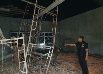 Atap bangunan kelas baru SMAN 1 Wiradesa Pekalongan roboh, 2 pekerja alami luka ringan.