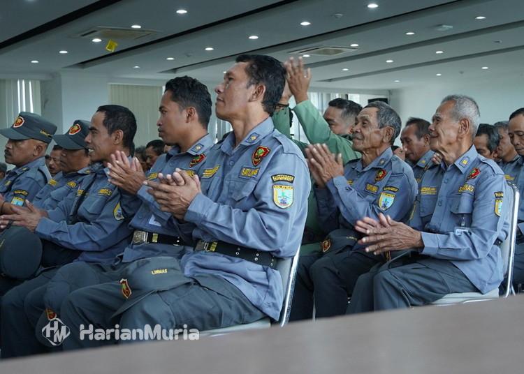 Wali Kota Salatiga menyerahkan insentif kepada 1.486 anggota Satlinmas sebagai wujud apresiasi dan komitmen Pemkot dalam meningkatkan kesejahteraan, serta memperjuangkan perlindungan BPJS Ketenagakerjaan.