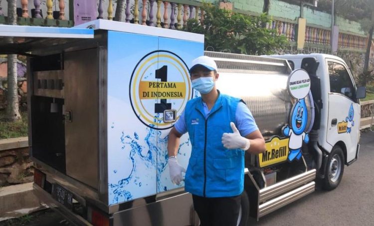 Aqualux dan Mr. Refill mengirim mobil air minum ramah lingkungan ke Sumbar untuk membantu korban banjir dan longsor.