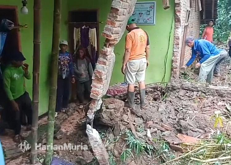 Warga Desa Jrahi, Gunungwungkal, Pati gotong royong membersihkan material longsor yang merusak rumah warga, Senin pagi, 15 Desember 2025. (Lingkarnews Network/Harianmuria.com)