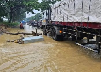Banjir merendam jalur Pantura Pati-Rembang di Batangan akibat luapan Kali Ombo, arus lalu lintas tersendat dan sejumlah motor mogok.