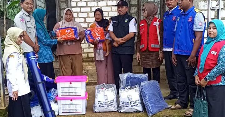 BPBD Jepara menyalurkan bantuan logistik kepada warga Desa Tunahan, Kecamatan Keling, yang terdampak angin kencang.