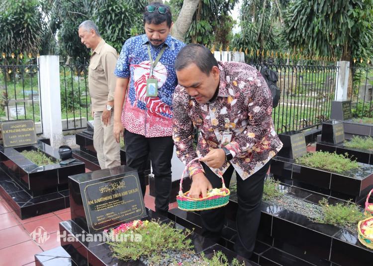 Bupati Blora Arief Rohman bersama insan pers berziarah ke makam Bapak Pers Nasional Tirto Adhi Soerjo di Bogor, mengusulkan haul tahunan dan penamaan jalan di Blora.