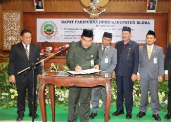 DPRD dan Pemkab Blora menyetujui dua Raperda, yakni Kawasan Tanpa Rokok dan Penyelenggaraan Perpustakaan, dalam Rapat Paripurna DPRD Blora.