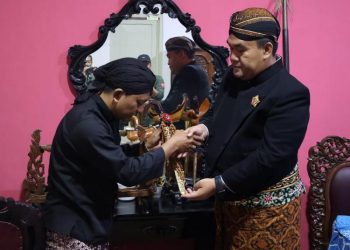 Pemkab Blora menggelar prosesi jamasan pusaka Keris Kiai Bismo dalam rangka menyambut Hari Jadi ke-276 Kabupaten Blora.