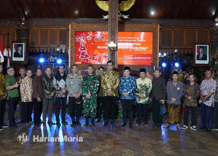 Ribuan umat Kristiani Jepara memadati Pendapa R.A. Kartini dalam puncak perayaan Natal 2025 yang berlangsung khidmat, meriah, dan penuh semangat kebersamaan lintas iman.