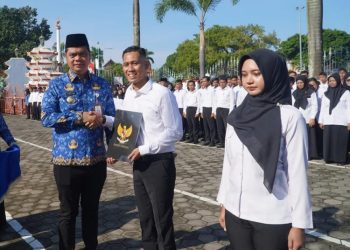 Sebanyak 1.813 PPPK Paruh Waktu Jepara resmi menerima SK pengangkatan, Bupati memastikan gaji meningkat.