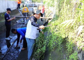 Cegah Banjir, Pemkab Kudus Bersihkan 3 Saluran Utama di Kecamatan Jati - Harianmuria Pemkab Kudus melakukan pembersihan tiga saluran utama di Kecamatan Jati untuk mencegah banjir saat musim hujan.