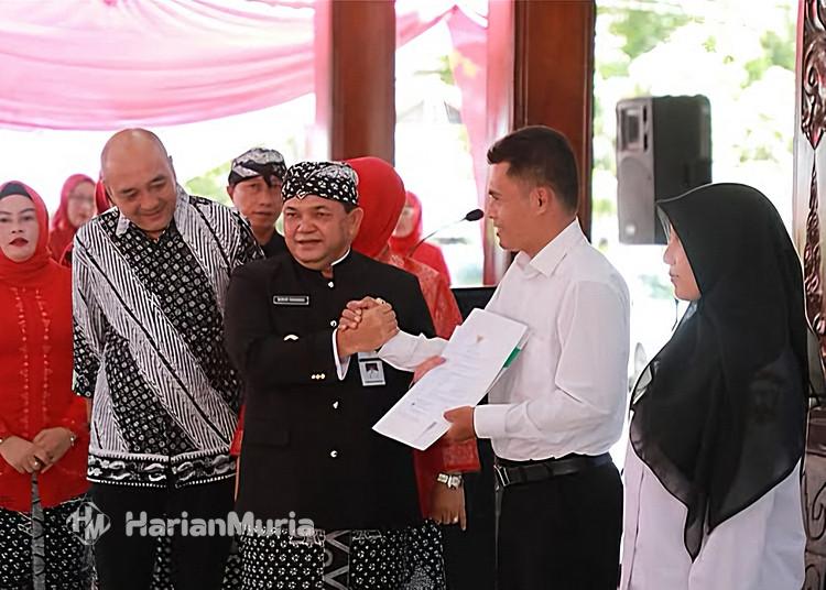 1.664 PPPK Paruh Waktu Kabupaten Semarang Terima SK Pengangkatan - Harianmuria Sebanyak 1.664 PPPK Paruh Waktu Kabupaten Semarang resmi menerima SK pengangkatan menjelang akhir 2025 dan mulai bertugas Januari 2026.
