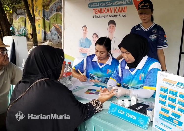 GUNA Solidarity Action 2025 di Pati menghadirkan fun walk, senam sehat, pemeriksaan kesehatan gratis, hiburan musik, hingga pembagian produk kacang yang menarik perhatian ratusan warga.