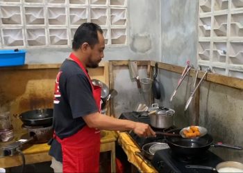 Aksi mulia ditunjukkan pemilik warung makan di Ungaran, Dani Ramadhan, yang menggratiskan makanan bagi para perantau asal Sumatra dan Nias terdampak banjir.