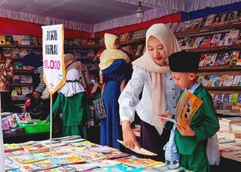 Dinarpus Rembang menggelar Festival Literasi 2025, kunjungan perpustakaan meningkat hingga empat kali lipat dibandingkan tahun sebelumnya.