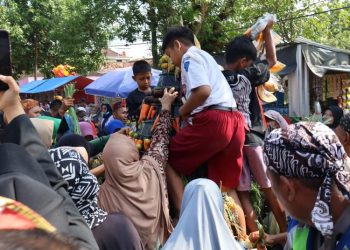 Grebeg Gunungan Hari Jadi ke-276 Kabupaten Blora berlangsung meriah di Randublatung, warga antusias berebut 38 gunungan hasil bumi.