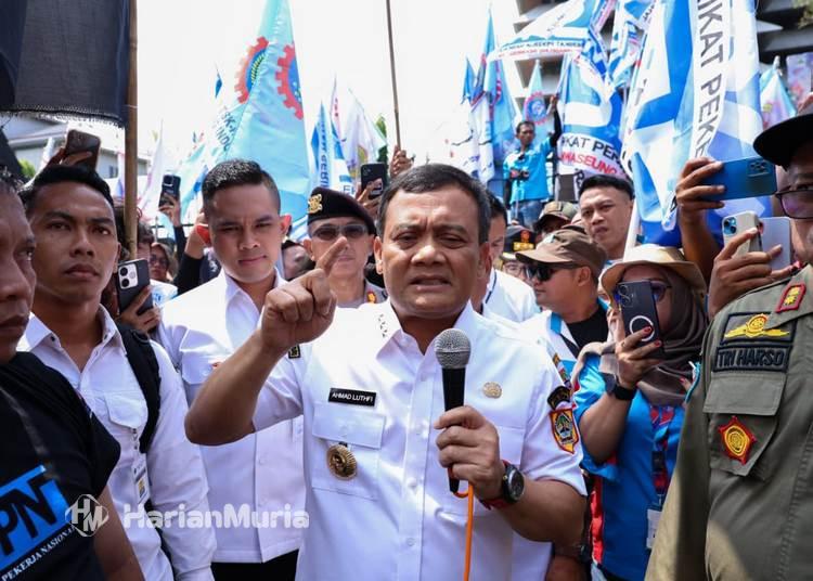 UMP Jateng 2026 Ditetapkan Rp2,32 Juta, Ini Daftar Nominal 11 Sektor UMSP - Harianmuria Gubernur Ahmad Luthfi menetapkan UMP Jawa Tengah 2026 sebesar Rp2,32 juta, serta menetapkan besaran 11 sektor UMSP Jateng 2026.