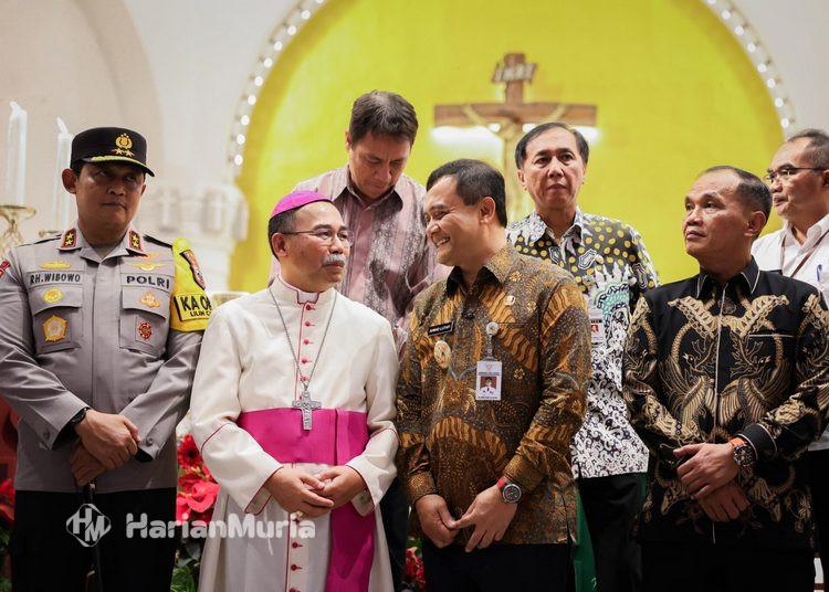 Gubernur Jateng Sapa Jemaat Misa Natal di Gereja Katedral Semarang, Pastikan Ibadah Aman - Harianmuria Gubernur Jawa Tengah Ahmad Luthfi menyapa jemaat misa Natal di Gereja Katedral Semarang untuk memastikan ibadah berjalan aman, tertib, dan lancar.