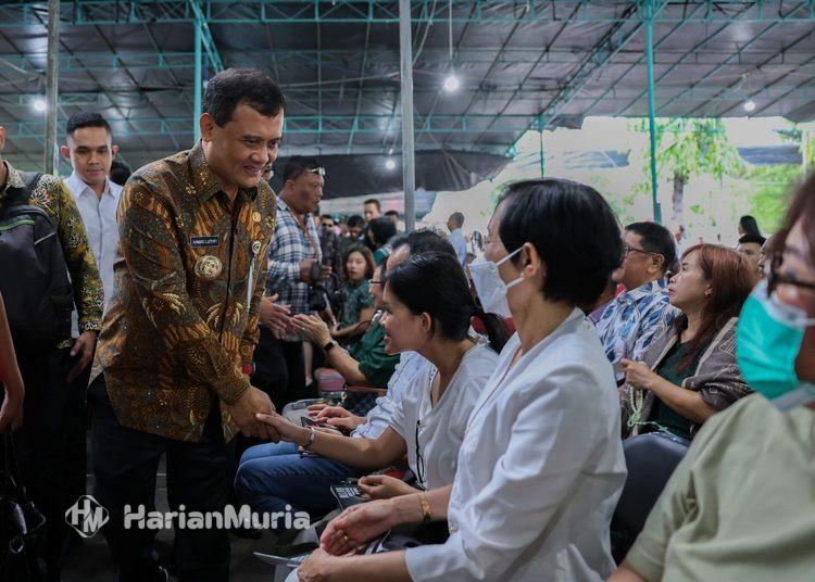 Gubernur Jateng Sapa Jemaat Misa Natal di Gereja Katedral Semarang, Pastikan Ibadah Aman - Harianmuria Gubernur Jawa Tengah Ahmad Luthfi menyapa jemaat misa Natal di Gereja Katedral Semarang untuk memastikan ibadah berjalan aman, tertib, dan lancar.