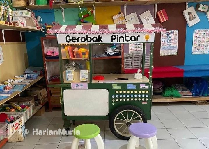 Miftah Farid, guru TK asal Kudus, meraih Juara I Nasional Apresiasi GTK 2025 berkat inovasi Gerobak Pintar yang mampu menstimulasi enam literasi dasar anak.