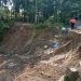 Jalan desa di Dukuh Lukbang, Desa Puledagel, Jepon, Blora ambles sedalam 15 meter akibat longsor, dua rumah warga terancam longsor susulan.