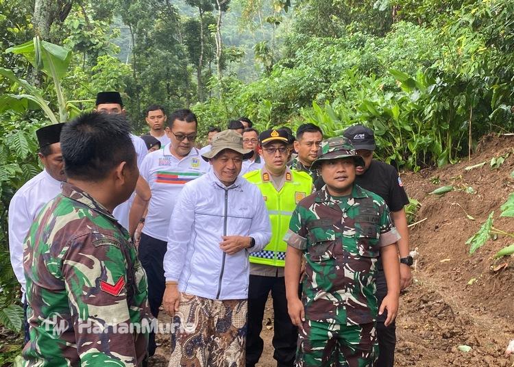 Kudus Siapkan Jalur Baru Rahtawu–Soco sebagai Akses Evakuasi Longsor - Harianmuria Pemkab Kudus dan TNI membuka jalur baru Rahtawu–Soco sepanjang 425 meter sebagai akses alternatif evakuasi longsor.