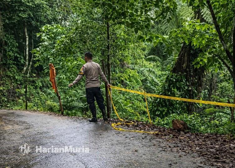 Jalur Doro–Petungkriyono di Pekalongan rawan longsor dan licin, polisi memasang garis pengaman di tepi jurang.