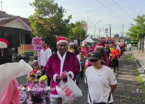 Jemaat Gereja Isa Almasih Kendal Gelar Pawai Natal 2025, Bagikan Bingkisan dan Pesan Damai - Harianmuria Jemaat Gereja Isa Almasih Kendal menggelar pawai Natal keliling Kota Kendal sambil berbagi makanan dan sayuran, sebagai simbol sukacita, kepedulian, dan kerukunan antarumat.