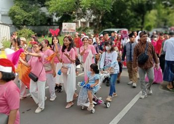 Jemaat Gereja Isa Almasih Kendal menggelar pawai Natal keliling Kota Kendal sambil berbagi makanan dan sayuran, sebagai simbol sukacita, kepedulian, dan kerukunan antarumat.