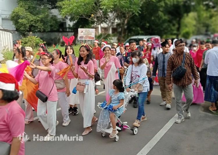 Jemaat Gereja Isa Almasih Kendal Gelar Pawai Natal 2025, Bagikan Bingkisan dan Pesan Damai - Harianmuria Jemaat Gereja Isa Almasih Kendal menggelar pawai Natal keliling Kota Kendal sambil berbagi makanan dan sayuran, sebagai simbol sukacita, kepedulian, dan kerukunan antarumat.