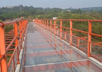 Operasional Jembatan Kaca Tinjomoyo Semarang masih dibatasi akibat cuaca tak menentu.