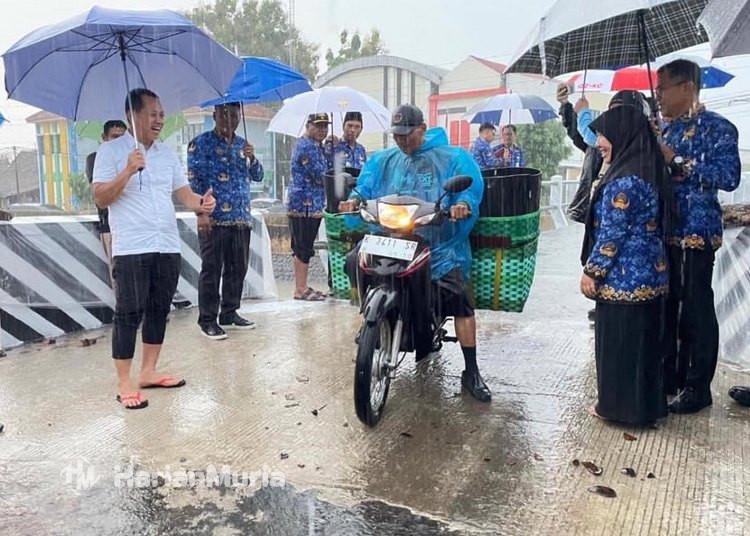 Lebih cepat dari target, Bupati Kudus Sam’ani Intakoris meresmikan Jembatan Kesambi yang sempat ambrol.