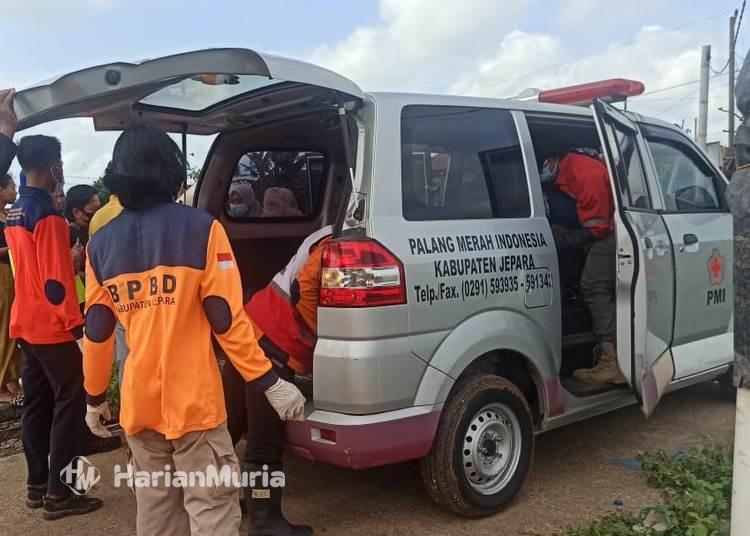 Mayat Pria Tanpa Identitas Ditemukan Mengapung di Perairan Kedungmalang Jepara - Harianmuria Mayat pria tanpa identitas yang ditemukan mengapung di perairan Kedungmalang Jepara dievakuasi ke RSUD Kartini.