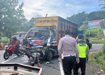 Kecelakaan terjadi di JLS Salatiga setelah truk Isuzu pengangkut ayam diduga mengalami rem blong dan menabrak truk lain di Simpang Empat Kumpulrejo.