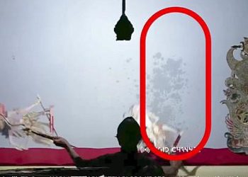 Seorang pria mabuk menyiram kain kelir saat pentas wayang Hari Jadi ke-276 Blora, dalang Ki Sigit Ariyanto meradang.